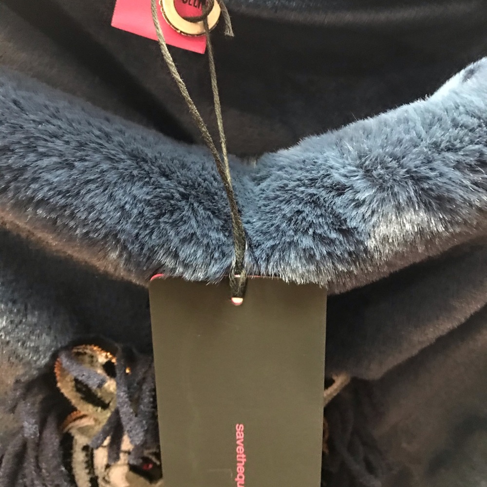 Poncho - Picture 3 of 3